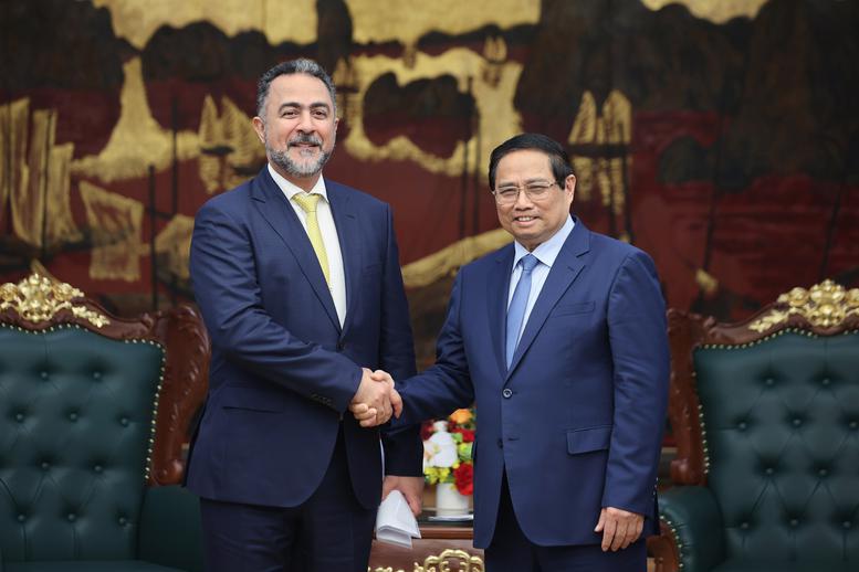 Prime Minister Pham Minh Chinh (right) receives Sheikh Nasser bin Suliman Al Harthi, Deputy President for Operations of Oman Investment Authority, in Hanoi on May 29. (Photo: VGP)