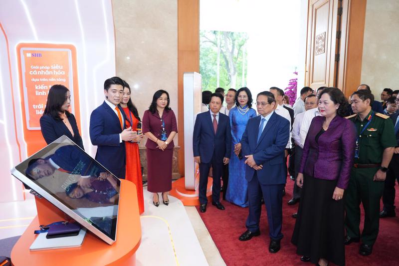 Thủ tướng thăm quan gian trưng bày của các ngân kèo nhà cái bet88 và doanh nghiệp tham gia sự kiện Chuyển đổi số ngành ngân kèo nhà cái bet88 năm 2025.