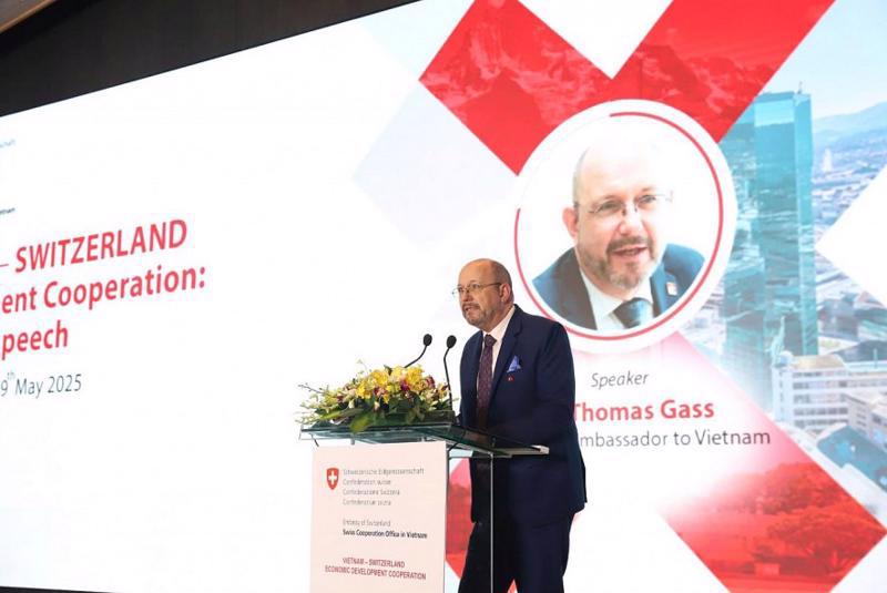 Swiss Ambassador to Vietnam, H.E. Thomas Gass addressing the event. 