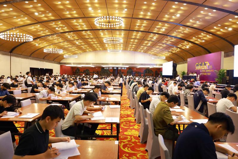 Các ứng viên tham dự vòng thi tuyển dụng.