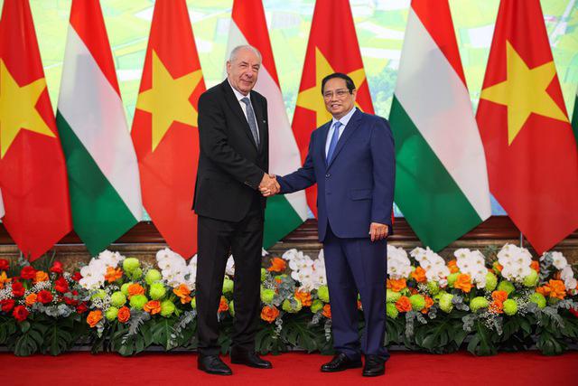 Prime Minister Pham Minh Chinh (R) and Hungarian President Sulyok Tamas during their meeting in Hanoi on May 29. (Photo: VGP)