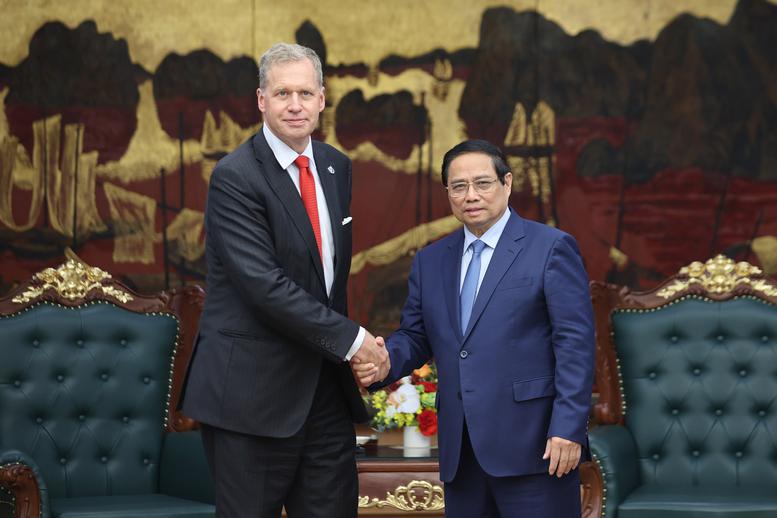 Prime Minister Pham Minh Chinh (right) and CEO of LNG company Excelerate Energy in Hanoi on May 29. Photo: VGP