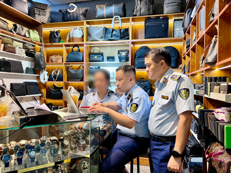 Phòng Nghiệp vụ Quản lý thị trường tiến hành kiểm tra các điểm kinh doanh tại Saigon Square.