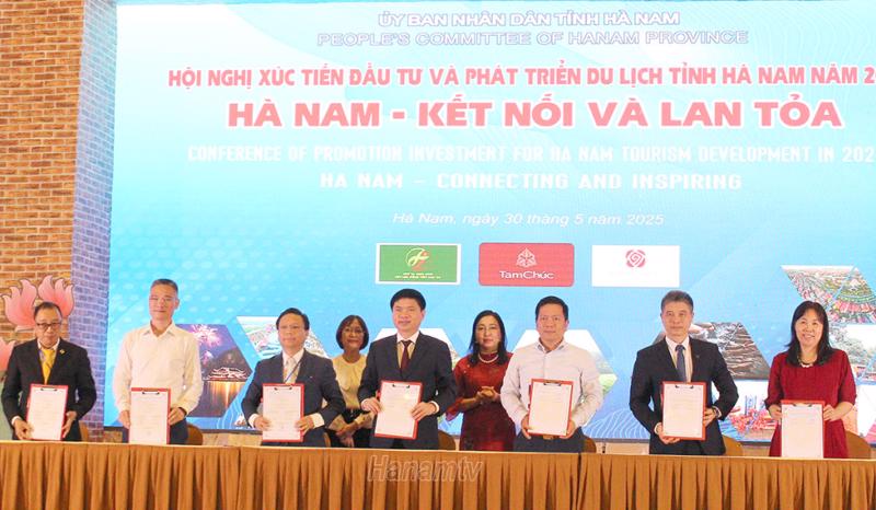 UBND tỉnh Hà Nam ký kết hợp tác phát triển du lịch với các đối tác.