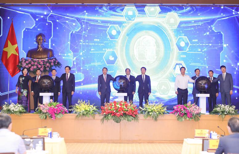 Prime Minister Pham Minh Chinh (C) and many other senior officials officially launch the National Legal Portal . (Photo: VGP)