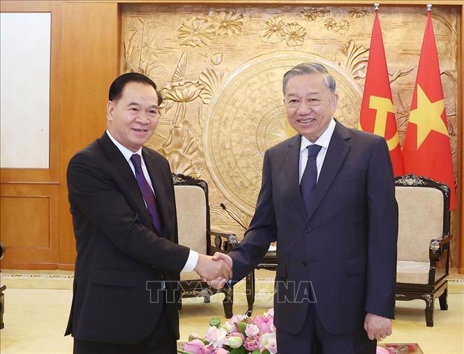 Tổng Bí thư Tô Lâm tiếp Bí thư Trung ương Đảng, Chánh Văn phòng Trung ương Đảng NDCM Lào Thongsalith Mangnomek. Ảnh: TTXVN
