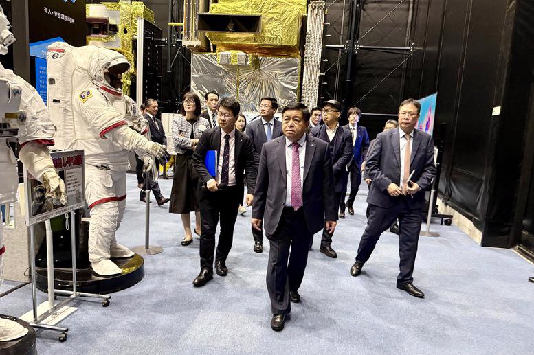 Phó Thủ tướng Nguyễn Chí Dũng và đoàn công tác Chính phủ thăm JAXA - Ảnh: VGP.