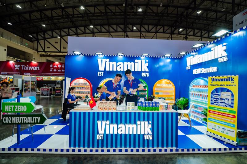 Gian trưng bày Vinamilk hiện diện ấn tượng tại ThaiFex 2025 và thu hút sự quan tâm của nhiều khách tham quan.