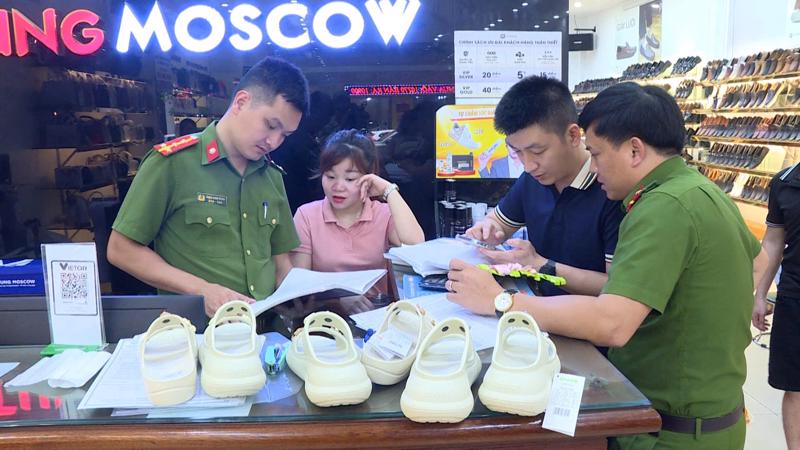 Cửa hàng Tùng Moscow (Thanh Hoá) bày bán các sản phẩm giả thương hiệu nổi tiếng.