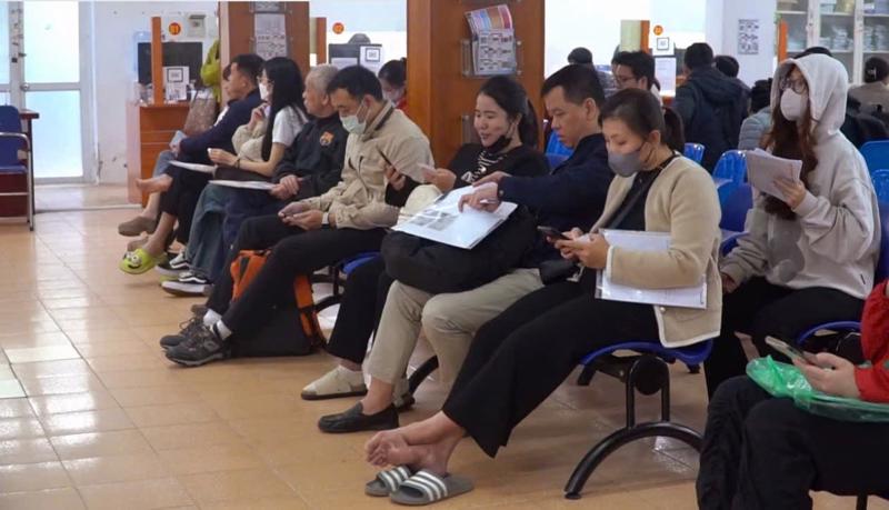 Lao động chờ làm thủ tục hưởng chế độ bảo hiểm thất nghiệp tại Hà Nội. Ảnh: TH.
