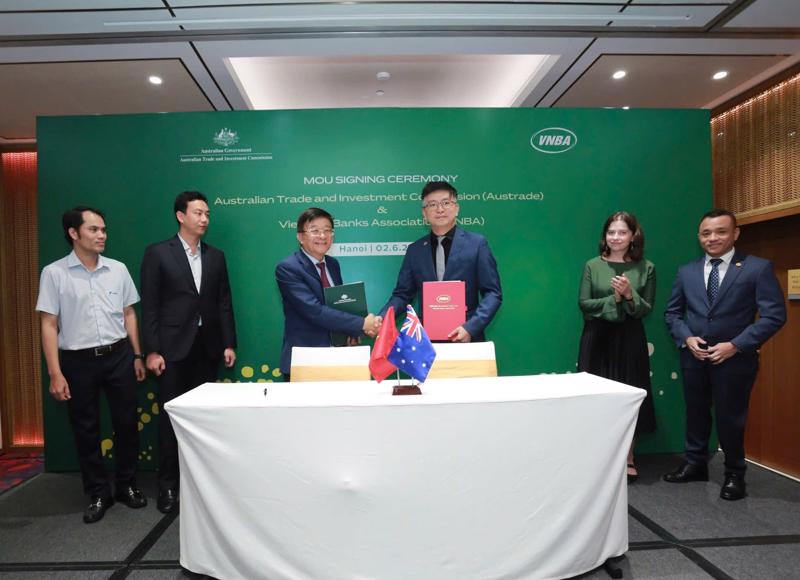 Ông Nguyễn Quốc Hùng (trái), Phó Chủ tịch kiêm Tổng Thư ký Hiệp hội Ngân hàng Việt Nam (VNBA) và ông Jonathan Saw (phải), Tham tán Thương mại và Đầu tư chính Phủ Australia tại Việt Nam và Campuchia tại lễ ký kết Biên bản ghi nhớ. Ảnh: ĐSQ Australia