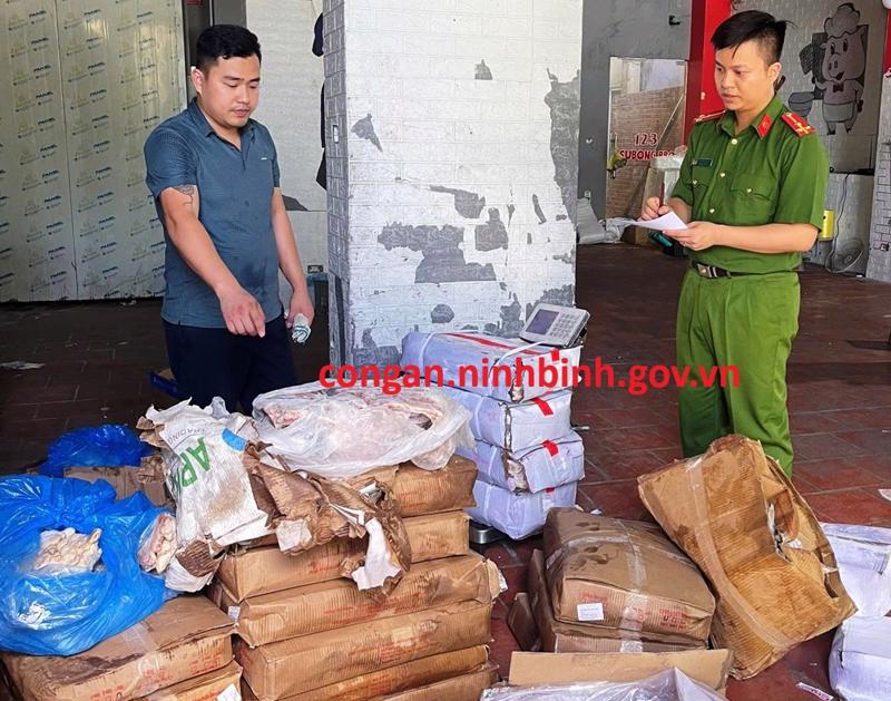 Cán bộ Phòng Cảnh sát kinh tế Công an tỉnh Ninh Bình kiểm tra số thực phẩm đông lạnh không có hóa đơn, chứng từ chứng minh nguồn gốc, xuất xứ