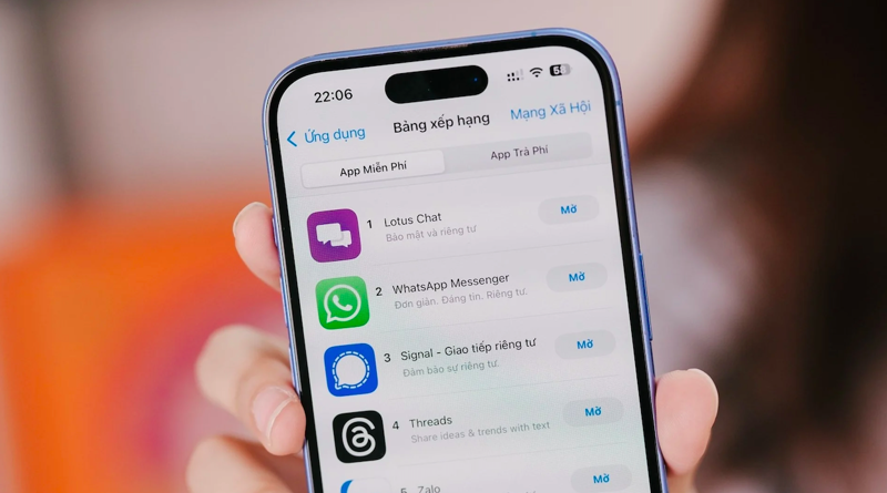 Trên các kho ứng dụng, Lotus Chat liên tục nằm trong top tải xuống của danh mục mạng xã hội.