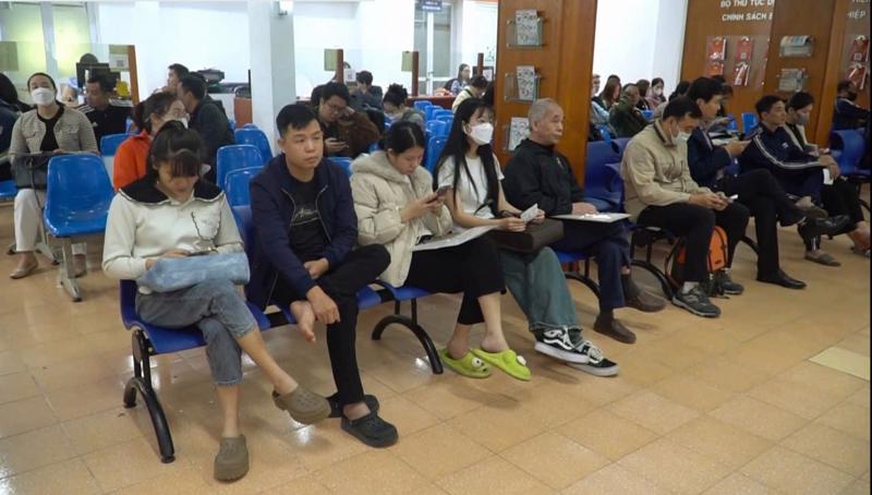 Người lao động chờ làm thủ tục hưởng chế độ bảo hiểm thất nghiệp. Ảnh: ND.