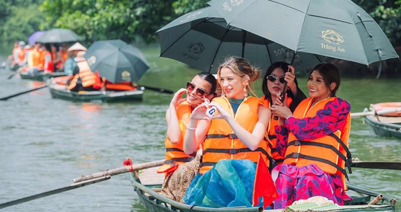 Với nhiều sản phẩm du lịch đa dạng, Ninh Bình thu hút lượng lớn khách quốc tế. Ảnh: Nguyễn Minh