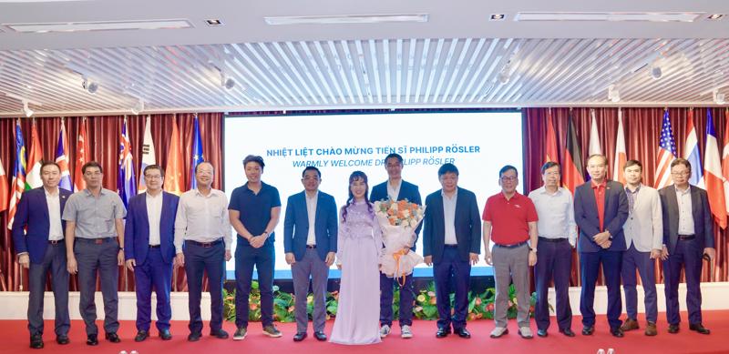 Hội đồng quản trị, Ban Điều hành Vietjet chào mừng Tiến sĩ Philipp Rösler. Ảnh: Vietjet.