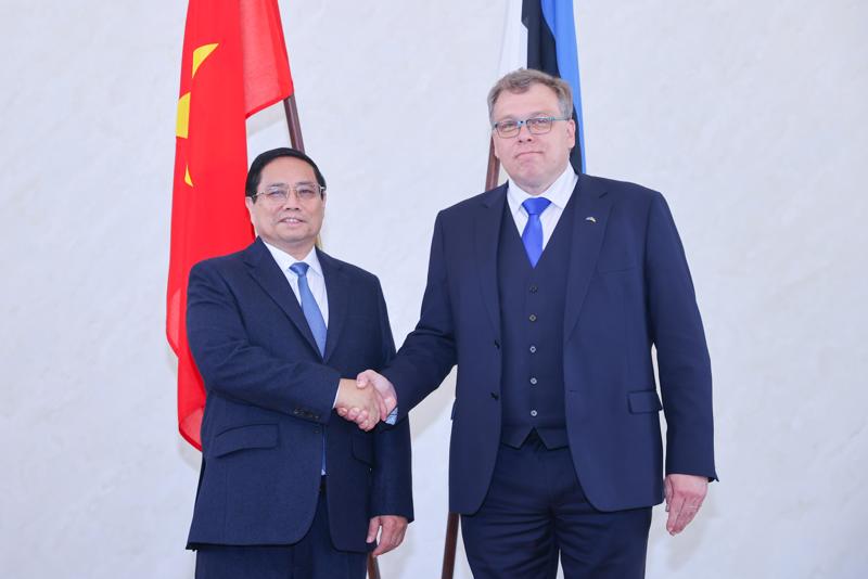 Chủ tịch Quốc hội Estonia Lauri Hussar đón Thủ tướng Phạm Minh Chính - Ảnh: VGP