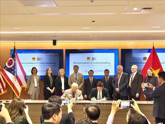 Vietnamese and U.S. enterprises signed Memorandum of Understandings (MoUs) on import of animal feed ingredients from Ohio, on June 4.  (Photo: VNA)