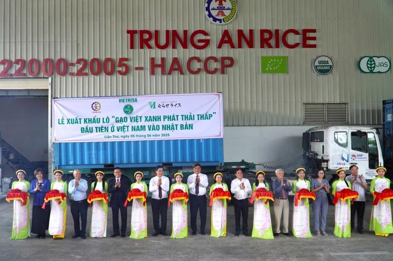 First shipment of "Low-emission Green Vietnamese Rice" to Japan. (Photo from nongnghiepmoitruong.vn)