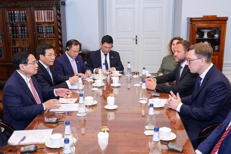 Prime Minister Pham Minh Chinh (first from left) and Estonian Prime Minister Kristen Michal (first from right) during their meeting in Tallinn on June 6 (Photo: VGP)