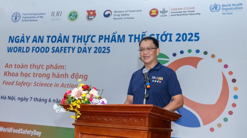 TS. Pawin Padungtod, Điều phối viên kỹ thuật cấp cao của Chương trình khẩn cấp về bệnh động vật xuyên biên giới (ECTAD) của FAO Việt Nam, phát biểu tại toạ đàm. Ảnh: FAO Việt Nam