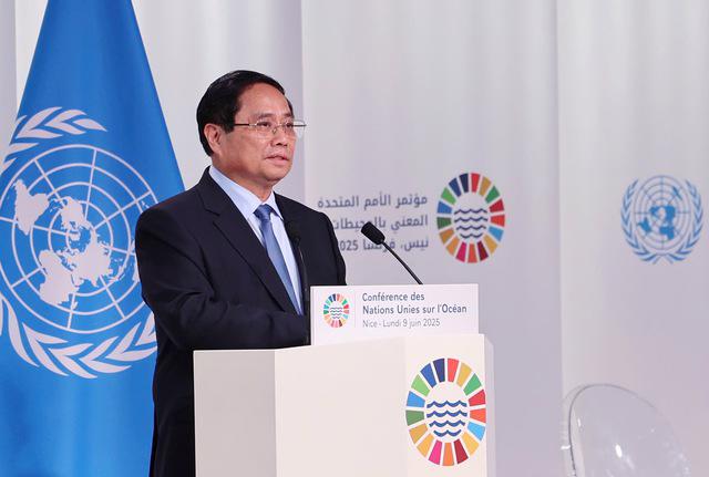 Prime Minister Pham Minh Chinh delivers a keynote speech at the 2nd plenary session of the 3rd United Nations Ocean Conference in Nice, France, on June 9. (Photo: VGP)