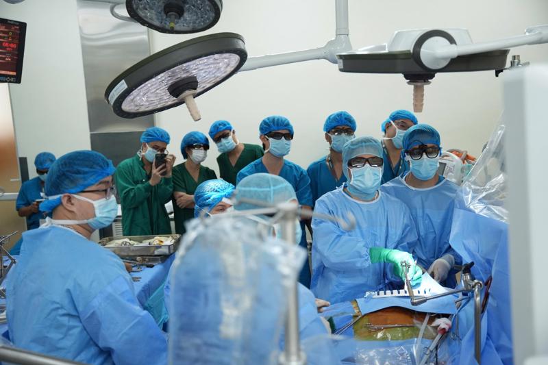 Các bác sĩ Bệnh viện Tim Hà Nội thực hiện ca phẫu thuật nội soi toàn bộ thay cùng lúc 2 van tim.