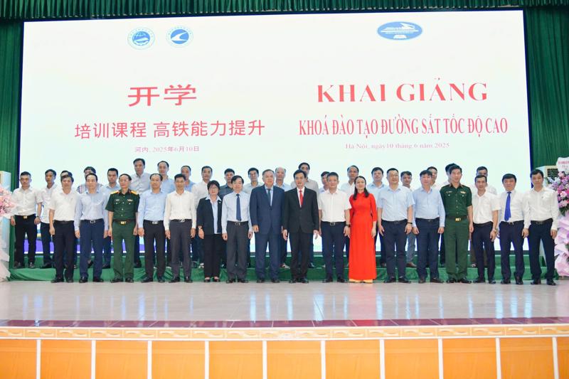 Các đại biểu và học viên dự Lễ khai giảng khóa đào tạo đường sắt tốc độ cao. Ảnh: VNR