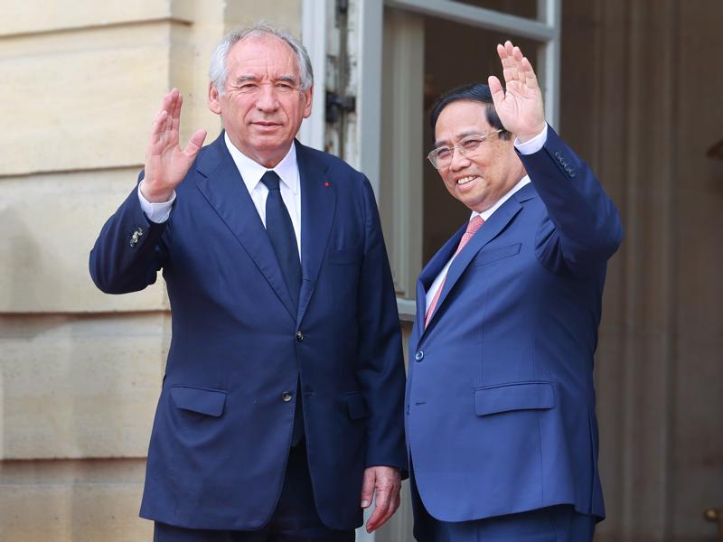 Thủ tướng Phạm Minh Chính và Thủ tướng Pháp Francois Bayrou - Ảnh: VGP