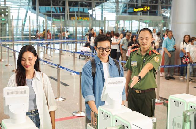 Cổng kiểm soát xuất nhập cảnh tự động sân bay quốc tế Đà Nẵng. Ảnh: Ngô Anh Văn.