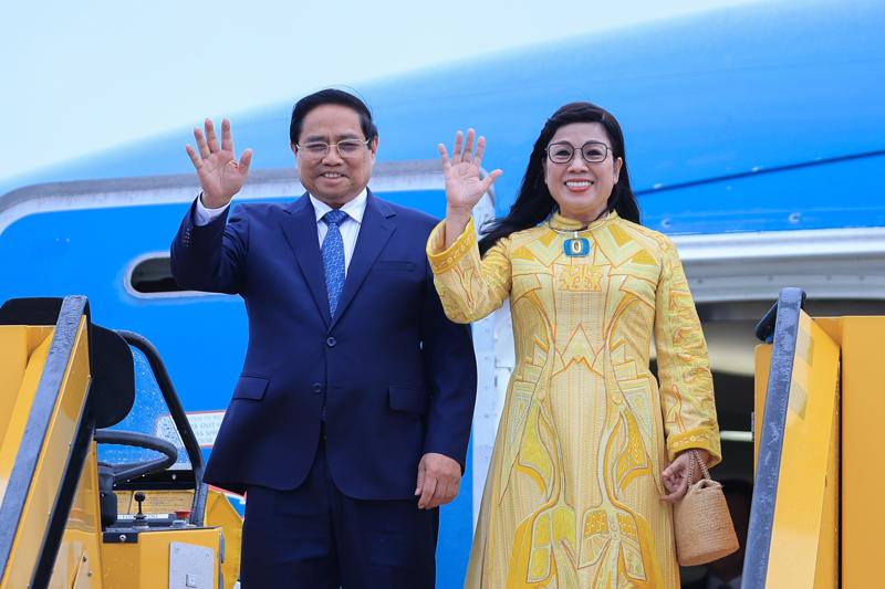 Thủ tướng Chính phủ Phạm Minh Chính và Phu nhân cùng đoàn đại biểu cấp cao Việt Nam đã tới sân bay quốc tế Arlanda ở Stockholm, bắt đầu thăm chính thức Vương quốc Thụy Điển - Ảnh: VGP