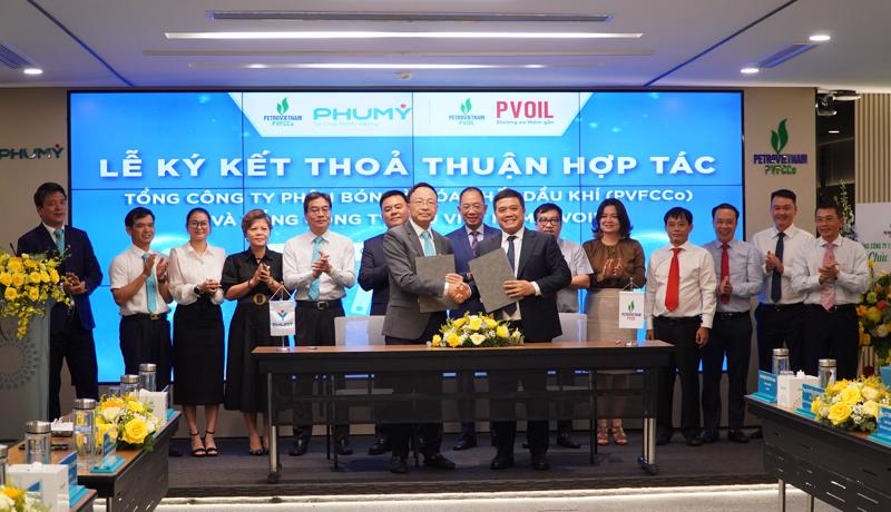 PVFCCo - Phú Mỹ và PVOIL ký kết thỏa thuận hợp tác trong lĩnh vực dịch vụ, thương mại và hóa chất.
