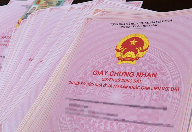 Bắt quả tang nhóm đối tượng làm sổ đỏ giả lừa bán 2 lô đất lấy 8 tỷ đồng - Ảnh minh họa.