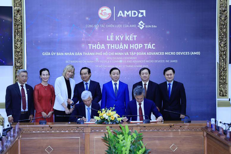 Phó Thủ tướng Trần Hồng Hà chứng kiến Lễ ký kết Bản ghi nhớ hợp tác giữa Ủy ban nhân dân TP.HCM và Tập đoàn AMD - Ảnh: VGP/Minh Khôi.