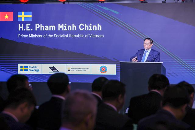 Prime Minister Pham Minh Chinh addresses the business forum in Stockholm on June 12.. (Photo: VGP)
