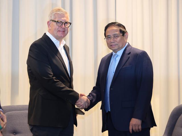 Prime Minister Pham Minh Chinh (R) and President and CEO of Ericsson Group Börje Ekholm. (Photo: VGP)