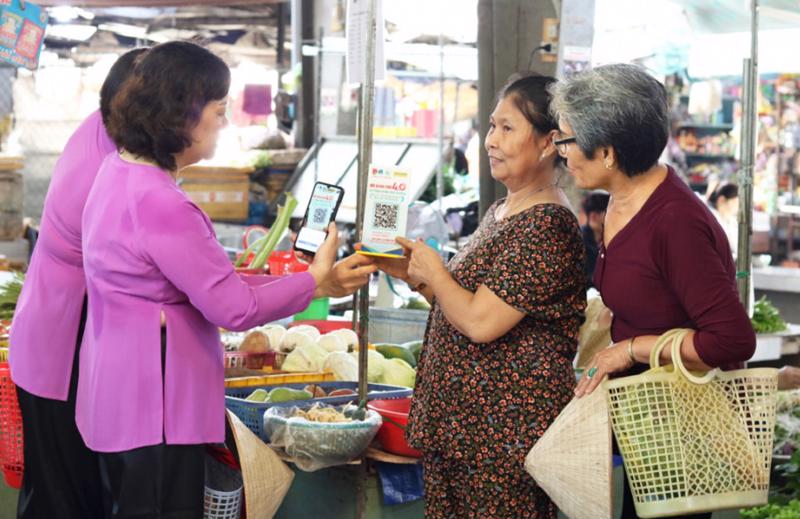 Ứng dụng công nghệ hiện đại vào các chợ truyền thống không chỉ giúp tiểu thương cải thiện hiệu quả kinh doanh, mà còn mở rộng cơ hội kết nối với khách hàng.