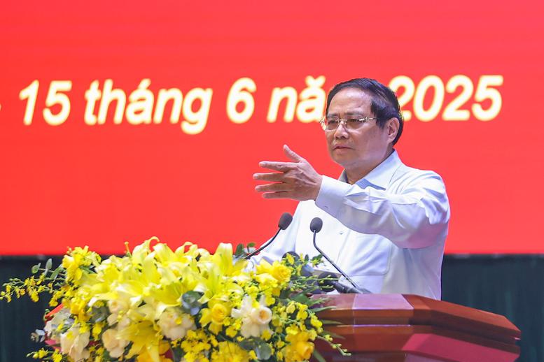 Thủ tướng Phạm Minh Chính nhấn mạnh, 63 tỉnh thành, hay 34 tỉnh thành cũng là đất nước, là quê hương. Ảnh: VGP/Nhật Bắc.