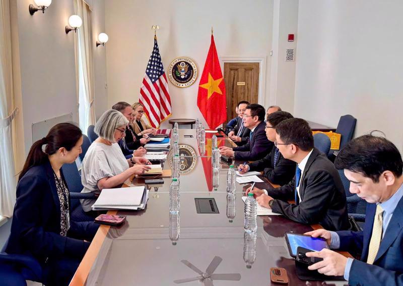 Minister of Industry and Trade Nguyen Hong Dien, and Ambassador Jamieson Greer, US Trade Representative,  at the negotiation session.