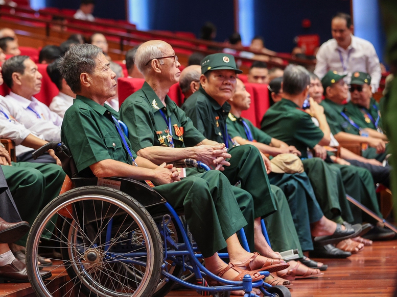 Người có công với cách mạng. Ảnh: Mạnh Dũng.