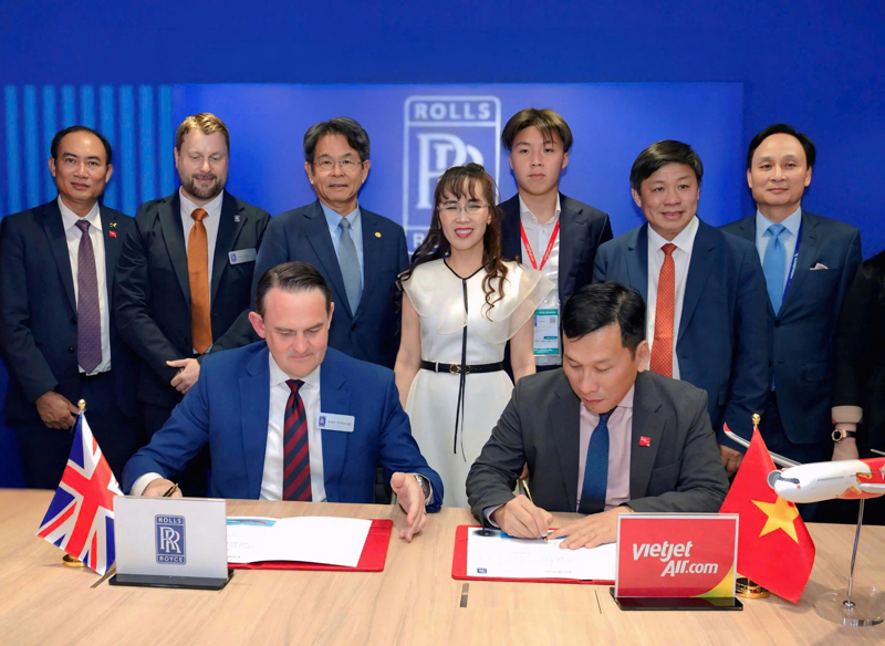 Vietjet và Rolls-Royce ký kết đặt hàng thêm 40 động cơ Trent 7000 dành cho đội bay A330neo. Ảnh: Vietjet Air.