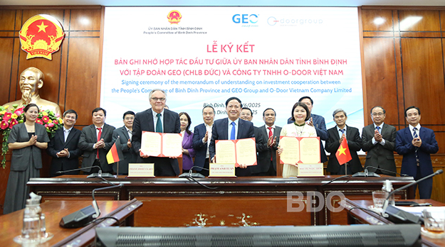 UBND tỉnh Bình Định ký kết bản ghi nhớ hợp tác đầu tư (MoU) với Tập đoàn GEO (Đức) và Công ty TNHH O-DOOR Việt Nam. (Ảnh: Báo Bình Định)