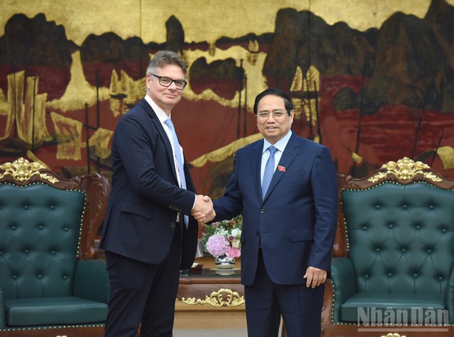 Prime Minister Pham Minh Chinh (R) and Mr. Antoine Colin, Senior Vice President, Global Supply Chain Digital Transformation & Resilience at HP Group during the reception in Hanoi on June 20. (Photo: nhandan) 