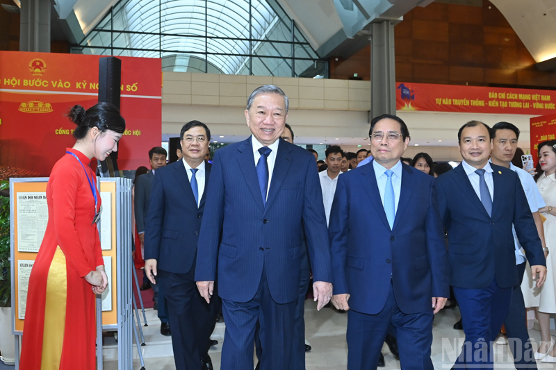 Tổng Bí thư Tô Lâm và các đồng chí lãnh đạo tham quan các gian trưng bày.