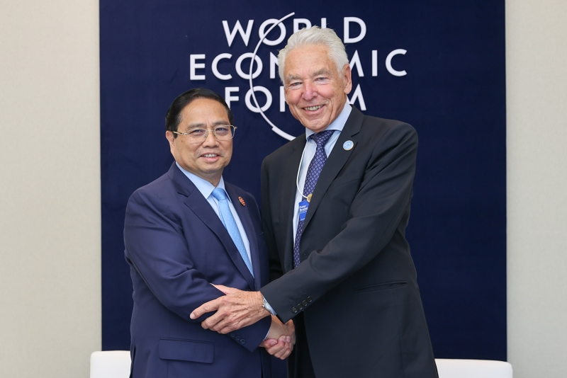 Thủ tướng Phạm Minh Chính và Chủ tịch lâm thời WEF Peter Brabeck-Letmathe - Ảnh: VGP