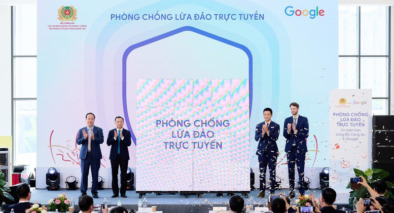 Representatives from the Ministry of Public Security and Google at the event held to launch the campaign. Photo: VGP