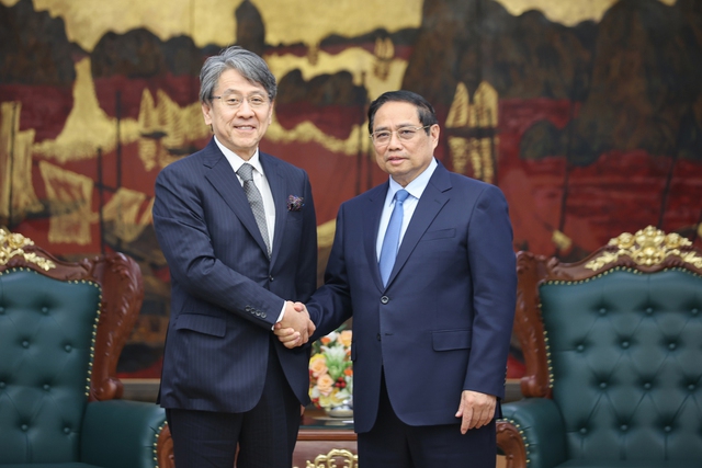 Prime Minister Pham Minh Chinh (right) receives Chairman of the Japan Bank for International Cooperation (JBIC) Maeda Tadashi in Ha Noi on June 29. (Photo: VGP)