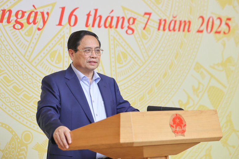 Prime Minister Pham Minh Chinh chairs a nationwide online conference to review socio-economic performance in the first half of this year, held on July 16. (Photo: VGP)