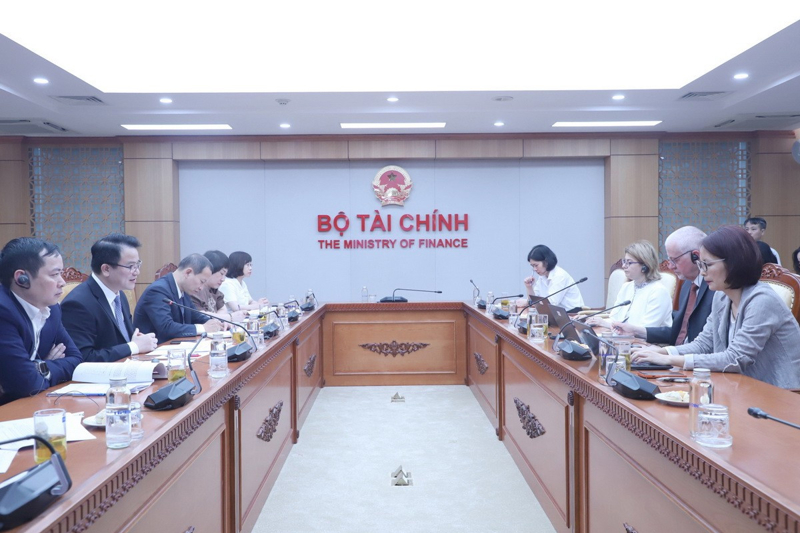 Deputy Minister of Finance Tran Quoc Phuong (second from left) meets with experts from the World Bank on July 22. (Source: MoF)