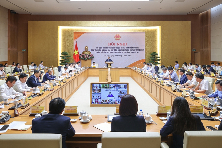 At a conference in hybrid format with heads of Vietnam’s overseas diplomatic missions, held on July 22 under the chair of Prime Minister Pham Minh Chinh (Photo: VGP)